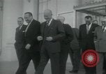 Standbild Präsident Dwight D Eisenhower und Senatoren Washington DC White House USA, 1954, aus Sekunde 23 historischem Filmmaterial Videoclip 65675022146