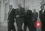 Standbild Präsident Dwight D Eisenhower und Senatoren Washington DC White House USA, 1954, aus Sekunde 24 historischem Filmmaterial Videoclip 65675022146
