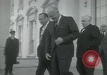 Standbild Präsident Dwight D Eisenhower und Senatoren Washington DC White House USA, 1954, aus Sekunde 25 historischem Filmmaterial Videoclip 65675022146
