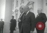 Standbild Präsident Dwight D Eisenhower und Senatoren Washington DC White House USA, 1954, aus Sekunde 26 historischem Filmmaterial Videoclip 65675022146