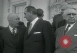 Standbild Präsident Dwight D Eisenhower und Senatoren Washington DC White House USA, 1954, aus Sekunde 28 historischem Filmmaterial Videoclip 65675022146