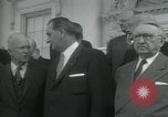 Standbild Präsident Dwight D Eisenhower und Senatoren Washington DC White House USA, 1954, aus Sekunde 30 historischem Filmmaterial Videoclip 65675022146