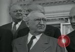 Standbild Präsident Dwight D Eisenhower und Senatoren Washington DC White House USA, 1954, aus Sekunde 33 historischem Filmmaterial Videoclip 65675022146