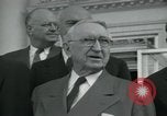 Standbild Präsident Dwight D Eisenhower und Senatoren Washington DC White House USA, 1954, aus Sekunde 34 historischem Filmmaterial Videoclip 65675022146
