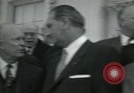 Standbild Präsident Dwight D Eisenhower und Senatoren Washington DC White House USA, 1954, aus Sekunde 35 historischem Filmmaterial Videoclip 65675022146