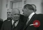 Standbild Präsident Dwight D Eisenhower und Senatoren Washington DC White House USA, 1954, aus Sekunde 36 historischem Filmmaterial Videoclip 65675022146