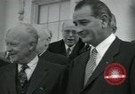 Standbild Präsident Dwight D Eisenhower und Senatoren Washington DC White House USA, 1954, aus Sekunde 39 historischem Filmmaterial Videoclip 65675022146