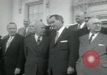 Standbild Präsident Dwight D Eisenhower und Senatoren Washington DC White House USA, 1954, aus Sekunde 44 historischem Filmmaterial Videoclip 65675022146