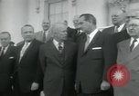 Standbild Präsident Dwight D Eisenhower und Senatoren Washington DC White House USA, 1954, aus Sekunde 45 historischem Filmmaterial Videoclip 65675022146