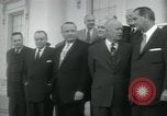 Standbild Präsident Dwight D Eisenhower und Senatoren Washington DC White House USA, 1954, aus Sekunde 46 historischem Filmmaterial Videoclip 65675022146