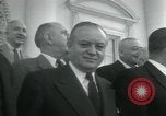 Standbild Präsident Dwight D Eisenhower und Senatoren Washington DC White House USA, 1954, aus Sekunde 49 historischem Filmmaterial Videoclip 65675022146