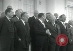 Standbild Präsident Dwight D Eisenhower und Senatoren Washington DC White House USA, 1954, aus Sekunde 55 historischem Filmmaterial Videoclip 65675022146