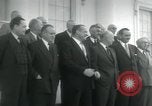 Standbild Präsident Dwight D Eisenhower und Senatoren Washington DC White House USA, 1954, aus Sekunde 57 historischem Filmmaterial Videoclip 65675022146