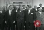 Standbild Präsident Dwight D Eisenhower und Senatoren Washington DC White House USA, 1954, aus Sekunde 60 historischem Filmmaterial Videoclip 65675022146