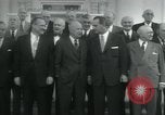 Standbild Präsident Dwight D Eisenhower und Senatoren Washington DC White House USA, 1954, aus Sekunde 61 historischem Filmmaterial Videoclip 65675022146