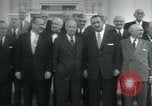 Standbild Präsident Dwight D Eisenhower und Senatoren Washington DC White House USA, 1954, aus Sekunde 62 historischem Filmmaterial Videoclip 65675022146