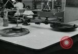 Standbild PrecisionGrinding von Glaslinsen Anaheim California USA, 1960, aus Sekunde 23 historischem Filmmaterial Videoclip 65675022147