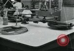 Standbild PrecisionGrinding von Glaslinsen Anaheim California USA, 1960, aus Sekunde 25 historischem Filmmaterial Videoclip 65675022147