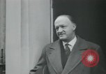 Standbild Der britische Premierminister Harold Macmillan London England Vereinigtes Königreich, 1957, aus Sekunde 33 historischem Filmmaterial Videoclip 65675022156