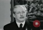 Standbild Der britische Premierminister Harold Macmillan London England Vereinigtes Königreich, 1957, aus Sekunde 40 historischem Filmmaterial Videoclip 65675022156