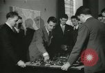 Standbild Kursleiter Lehre traffic control für Studenten Quantico Virginia USA, 1942, aus Sekunde 4 historischem Filmmaterial Videoclip 65675022166
