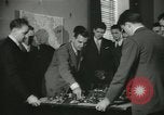Standbild Kursleiter Lehre traffic control für Studenten Quantico Virginia USA, 1942, aus Sekunde 5 historischem Filmmaterial Videoclip 65675022166