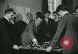 Standbild Kursleiter Lehre traffic control für Studenten Quantico Virginia USA, 1942, aus Sekunde 6 historischem Filmmaterial Videoclip 65675022166