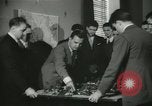 Standbild Kursleiter Lehre traffic control für Studenten Quantico Virginia USA, 1942, aus Sekunde 7 historischem Filmmaterial Videoclip 65675022166