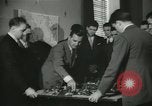 Standbild Kursleiter Lehre traffic control für Studenten Quantico Virginia USA, 1942, aus Sekunde 8 historischem Filmmaterial Videoclip 65675022166