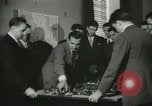 Standbild Kursleiter Lehre traffic control für Studenten Quantico Virginia USA, 1942, aus Sekunde 10 historischem Filmmaterial Videoclip 65675022166