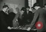 Standbild Kursleiter Lehre traffic control für Studenten Quantico Virginia USA, 1942, aus Sekunde 11 historischem Filmmaterial Videoclip 65675022166