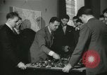 Standbild Kursleiter Lehre traffic control für Studenten Quantico Virginia USA, 1942, aus Sekunde 12 historischem Filmmaterial Videoclip 65675022166