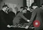 Standbild Kursleiter Lehre traffic control für Studenten Quantico Virginia USA, 1942, aus Sekunde 13 historischem Filmmaterial Videoclip 65675022166
