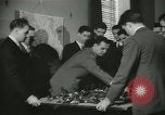 Standbild Kursleiter Lehre traffic control für Studenten Quantico Virginia USA, 1942, aus Sekunde 14 historischem Filmmaterial Videoclip 65675022166