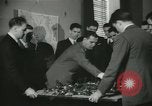 Standbild Kursleiter Lehre traffic control für Studenten Quantico Virginia USA, 1942, aus Sekunde 15 historischem Filmmaterial Videoclip 65675022166