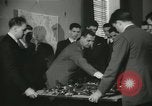 Standbild Kursleiter Lehre traffic control für Studenten Quantico Virginia USA, 1942, aus Sekunde 16 historischem Filmmaterial Videoclip 65675022166