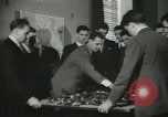 Standbild Kursleiter Lehre traffic control für Studenten Quantico Virginia USA, 1942, aus Sekunde 17 historischem Filmmaterial Videoclip 65675022166
