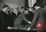Standbild Kursleiter Lehre traffic control für Studenten Quantico Virginia USA, 1942, aus Sekunde 18 historischem Filmmaterial Videoclip 65675022166