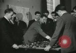 Standbild Kursleiter Lehre traffic control für Studenten Quantico Virginia USA, 1942, aus Sekunde 19 historischem Filmmaterial Videoclip 65675022166