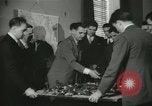 Standbild Kursleiter Lehre traffic control für Studenten Quantico Virginia USA, 1942, aus Sekunde 20 historischem Filmmaterial Videoclip 65675022166