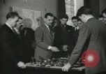 Standbild Kursleiter Lehre traffic control für Studenten Quantico Virginia USA, 1942, aus Sekunde 21 historischem Filmmaterial Videoclip 65675022166