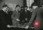 Standbild Kursleiter Lehre traffic control für Studenten Quantico Virginia USA, 1942, aus Sekunde 22 historischem Filmmaterial Videoclip 65675022166