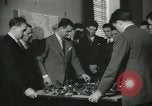 Standbild Kursleiter Lehre traffic control für Studenten Quantico Virginia USA, 1942, aus Sekunde 23 historischem Filmmaterial Videoclip 65675022166