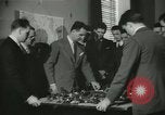 Standbild Kursleiter Lehre traffic control für Studenten Quantico Virginia USA, 1942, aus Sekunde 24 historischem Filmmaterial Videoclip 65675022166