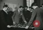 Standbild Kursleiter Lehre traffic control für Studenten Quantico Virginia USA, 1942, aus Sekunde 26 historischem Filmmaterial Videoclip 65675022166