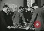 Standbild Kursleiter Lehre traffic control für Studenten Quantico Virginia USA, 1942, aus Sekunde 27 historischem Filmmaterial Videoclip 65675022166