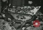 Standbild Kursleiter Lehre traffic control für Studenten Quantico Virginia USA, 1942, aus Sekunde 28 historischem Filmmaterial Videoclip 65675022166