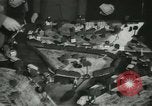 Standbild Kursleiter Lehre traffic control für Studenten Quantico Virginia USA, 1942, aus Sekunde 29 historischem Filmmaterial Videoclip 65675022166