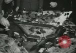 Standbild Kursleiter Lehre traffic control für Studenten Quantico Virginia USA, 1942, aus Sekunde 30 historischem Filmmaterial Videoclip 65675022166
