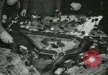 Standbild Kursleiter Lehre traffic control für Studenten Quantico Virginia USA, 1942, aus Sekunde 31 historischem Filmmaterial Videoclip 65675022166